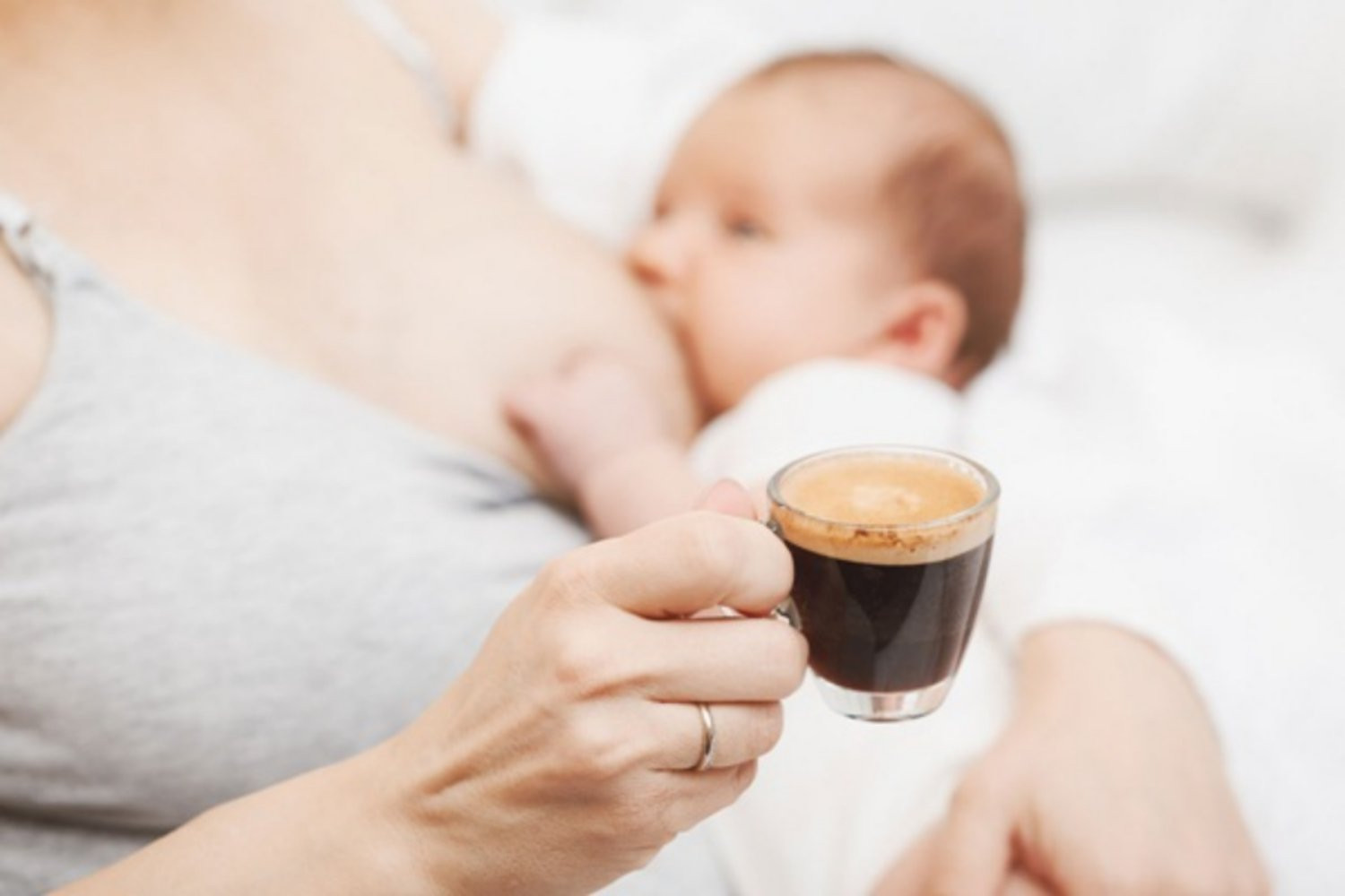 Mẹ bầu nên uống bao nhiêu cafe khi đang cho con bú?